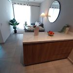 Apartamento 2 alcobas 2 baños en Edificio Confortable Zona No-Turistica sobre avenida acceso al centro y playas 20 min