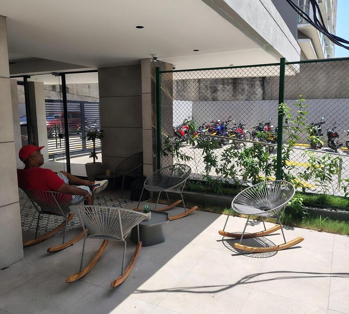 Apartamento 2 2 Banos En Edificio Confortable Piscina, Gym, Coworking, Salon, Parqueadero, Sobre Avenida Principal